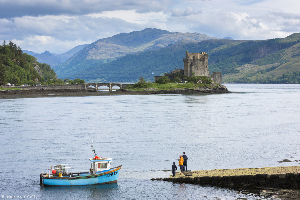 A skót felföld varázslatos vidéke, például a Hegylakóban és A világ nem elég című James Bond-filmben is látható Eilean Donan kastély sem lenne többé az Egyesült Királyság része. Ja, és a Loch Ness-i szörny is Európa legújabb államában élne tovább.