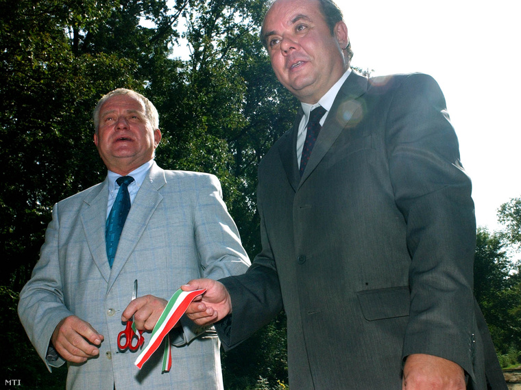 Mester László XVIII. kerületi polgármester és Zámbó Péter a Pilisi Parkerdő Rt. vezérigazgatója erdei tornapályát avatnak fel a Halmierdőben, 2005. szeptember 13-án.