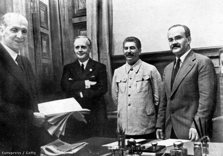 Gaus, von Ribbentrop, Sztálin és Molotov a szovjet&ndash;német megnemtámadási egyezmény aláírásakor