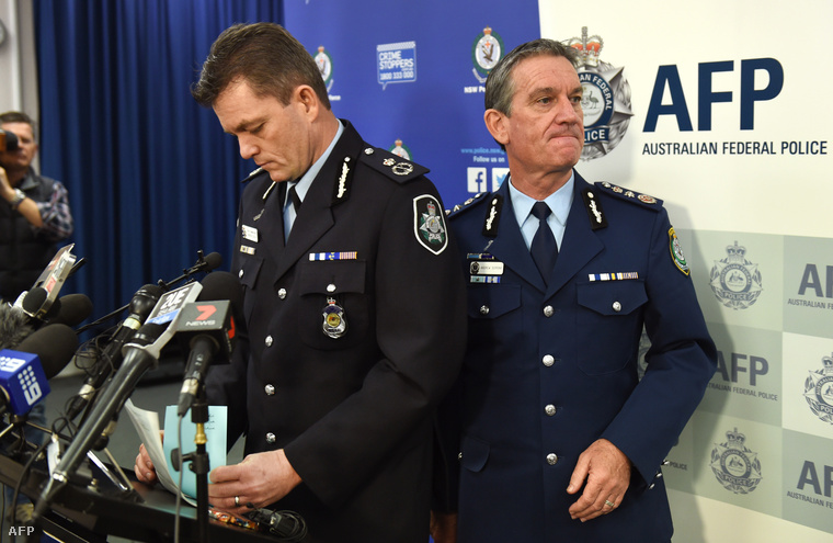 Andrew Colvin a szövetségi rendőrség parancsnokhelyettese és Andrew Scipione az új-dél-walesi rendőrség rendőrbiztosa a rendőri akciót követő sajtótájékoztatón, Sydneyben, 2014. szeptember 18.