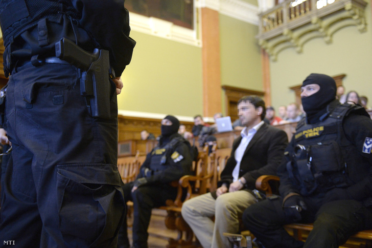 A Prisztás-gyilkosság miatt megvádolt Portik Tamás (középen) az ellene és két társa ellen emberölés bűntette miatt indult büntetőper tárgyalásán a Fővárosi Törvényszék tárgyalótermében 2014. február 10-én.