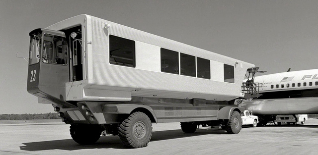 Az egyik első Lounge Bus egy gyári fotón