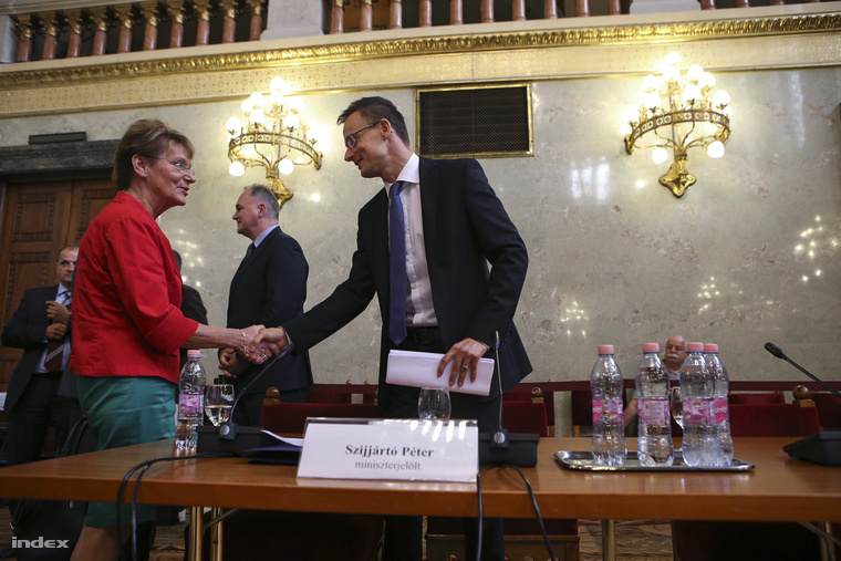 Hoffmann Rózsa gratulál Szíjjártó Péternek a miniszteri kinevezéshez.