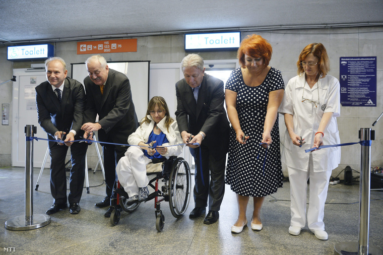 Borszéki Gyula (b2) a XIII. alpolgármestere felújított nyilvános WC-t ad át a Lehel téren, 2013. május 16-án.