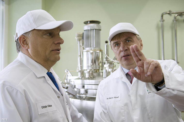 Orbán Viktor miniszterelnök Béres József a Béres Gyógyszergyár Zrt. elnöke társaságában megtekinti a vállalat szolnoki új gyógyszergyártó részlegét 2014. szeptember 23-án.