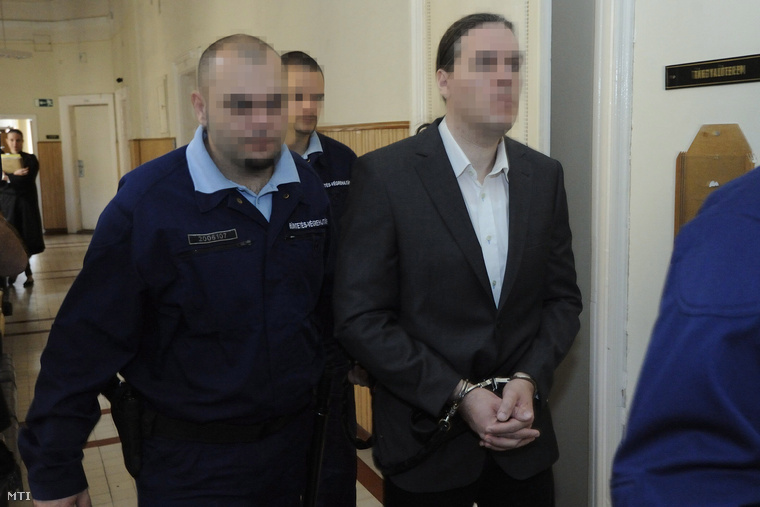 Thomas Robert Bindbergert vezetik a fegyőrök az ellene hivatalos személy ellen elkövetett emberölés vádjával indult büntetőper tárgyalására a Szegedi Törvényszéken 2014. szeptember 25-én.
