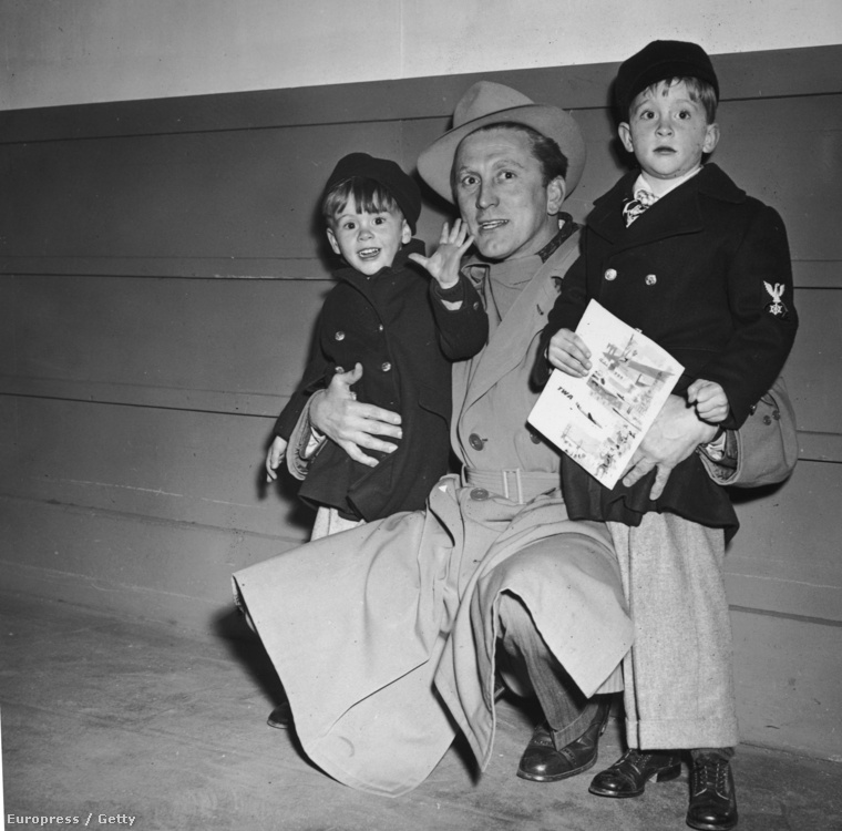 Kirk Douglas és fiai, Joel és Michael 1955-ben.