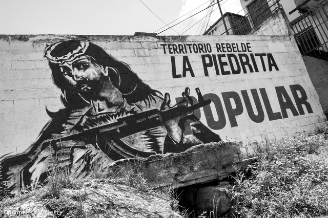 Egy helyi banda területét jelző falfestés Caracas utcáin