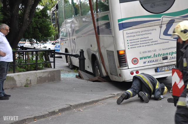 A tűzoltók daruval emelték ki a buszt, a helyszínt a rendőrség biztosította.