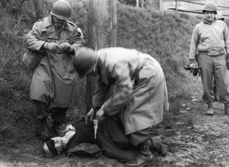 Amerikai katonák kutatnak át egy német kémet (1945.)
