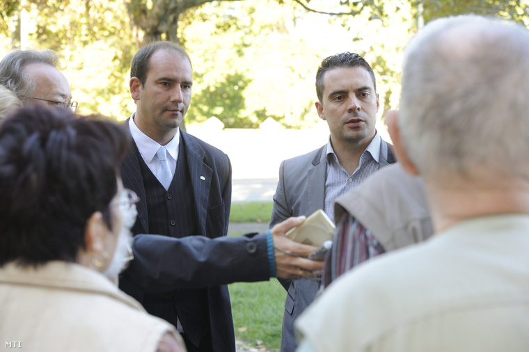 Tóth Péter, a Jobbik szegedi polgármesterjelöltje és Vona Gábor, a Jobbik elnöke a párt szegedi kampányrendezvényén 2014. szeptember 30-án.