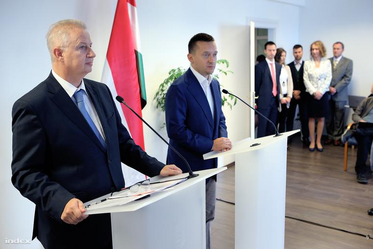 Trócsányi László igazságügyi miniszter és Rogán Antal, a Fidesz frakcióvezetője az Igazságügyi Minisztériumban tartott sajtótájékoztatón, 2014. október 2-án.