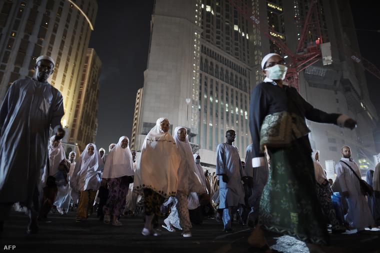 Zarándokok hagyják el ima után a Nagymecsetet Mekkában, 2014. szeptember 30-án.