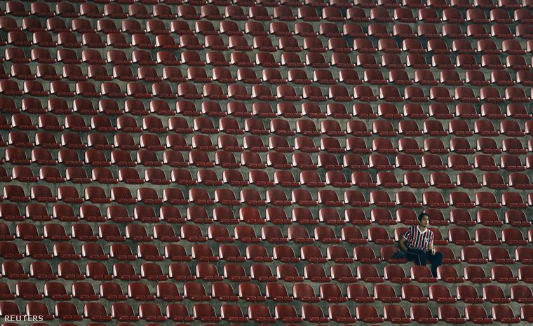 Magányos szurkoló egy brazil stadionban