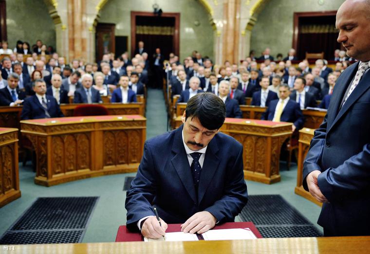 Áder János megválasztott köztársasági elnök aláírja kinevezési okmányát az Országgyűlés plenáris ülésén.  (2012.)