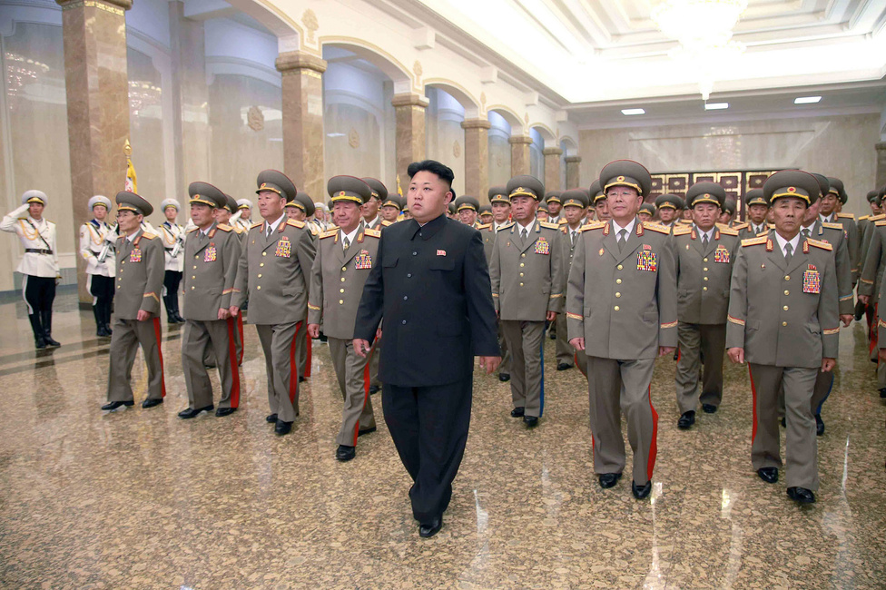 Július 8., Kim Dzsongun és az észak-koreai vezérkar a Kumszuszan emlékpalotában, ahol Kim Ir Szen és Kim Dzsongil holttestét elhelyezték. A nagyapja halálának huszadik évfordulója alkalmából rendezett ceremónián már sántikálva mutatta az állami tévé. Nagyon ritkán történik meg, hogy a vezető gyengeségét ilyen nyíltan megmutassák Észak-Koreában.