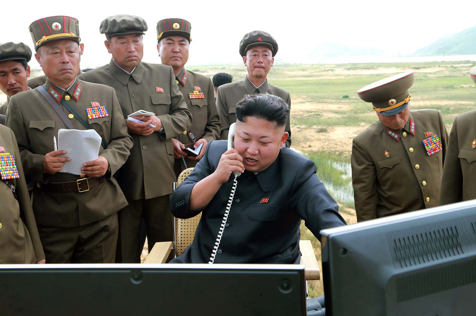 Augusztus 15. Kim Dzsongun egy újabb rakétakilövés előtt ellenőrizte az utolsó előkészületeket, majd kiadta a parancsot.