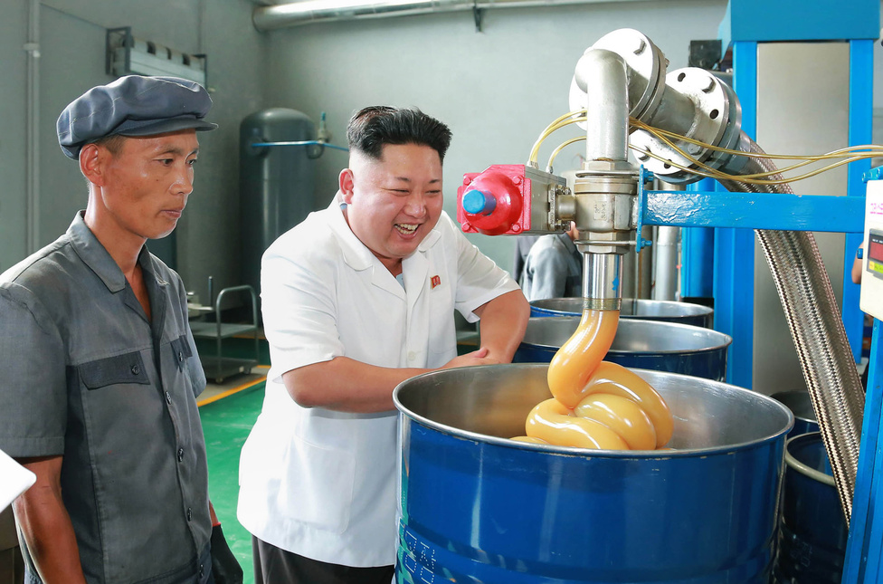 Augusztus 5. Kim Dzsongun mémekbe illő mosollyal felügyelte az észak-koreai kenőanyaggyártást, miközben a mellette álló gyári munkásnak az jelenthetett kihívást, hogy a szeme se rebbenjen.