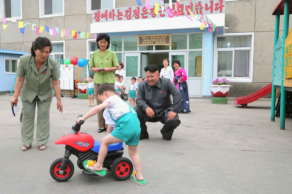 Június 2., Kim Dzsongun megint egy árvaházat látogatott meg Phenjanban, ezúttal a nemzetközi gyereknap alkalmából.