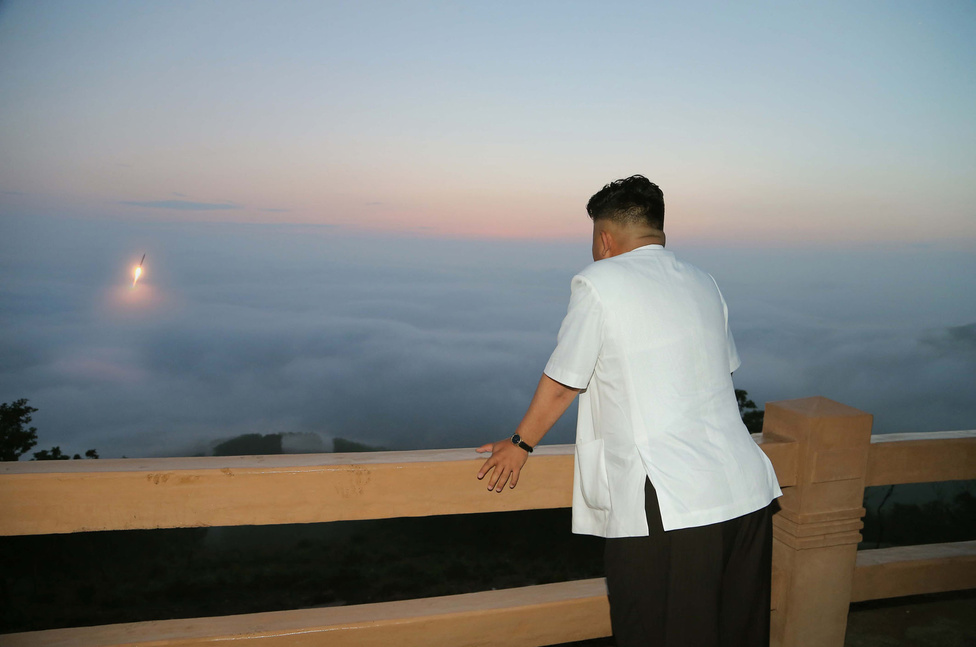 Június 30., Kim Dzsongun hanyag eleganciával, rövidujjú ingben támaszkodott a fakorlátnak a naplementében végrehajtott rakétakilövés alatt. Észak-Korea három rövid hatótávolságú rakétát lőtt ki keleti partjáról, ezek végül 190 kilométer megtétele után a tengerbe csapódtak.