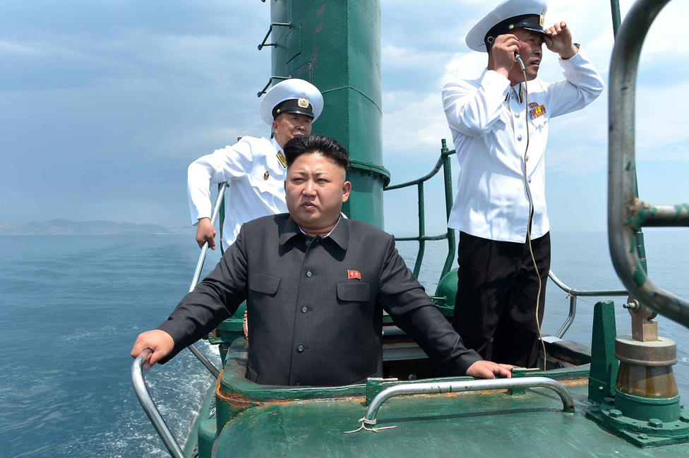 Június 16. A tűző nap miatt kicsit hunyorogva, nem mosolyogva, de az észak-koreai haditengerészet 167-es egységének egyik tengeralattjárójával is ment egy kört Kim Dzsongun.