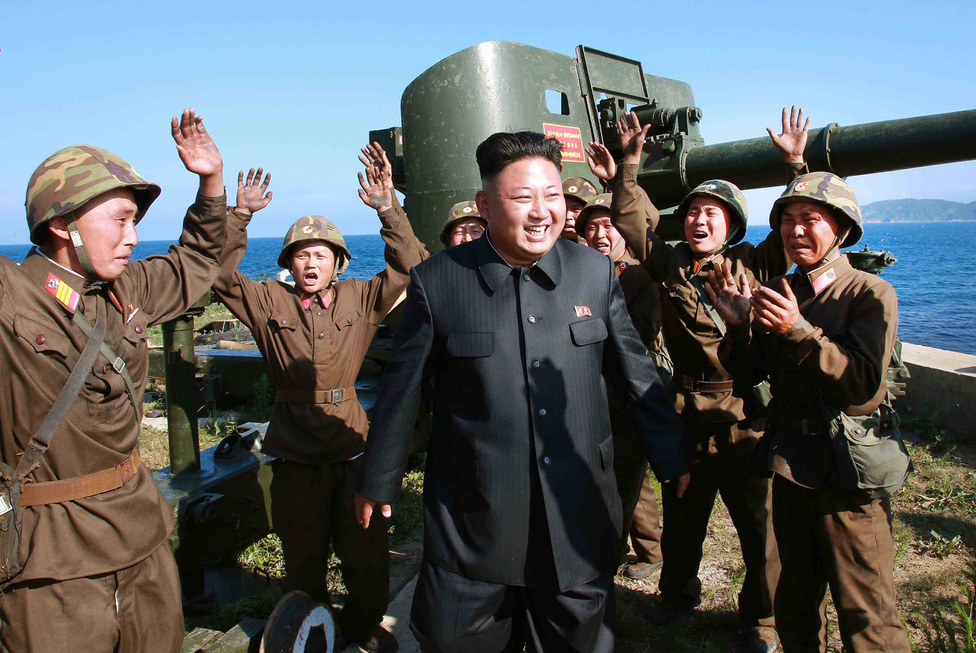 Július 7., Kim Dzsongun katonák gyűrűjében, Ung szigetén. Kim Dzsongun ikonikus frizurája március óta állítólag kötelező viselet Phenjanban. Észak-Koreában a férfiak 10, míg a nők 18 megadott hajviselet közül választhatnak.