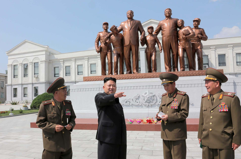 Június 7., Kim Dzsongun egy katonai iskolát látogatott meg Phenjanban. A háttérben nagyapja, a kommunista államalapító Kim Ir Szen, és apja, Kim Dzsongil szobra.