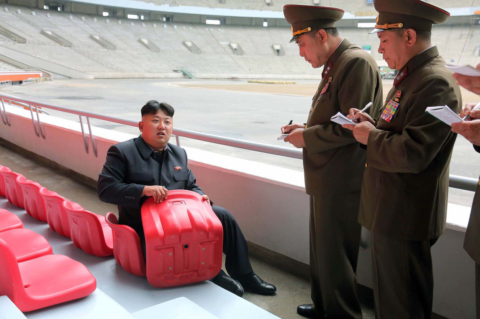 Június 21., Itt épült a Május 1. Stadion, Kim Dzsongun pedig éppen a vörös székekről tartott előadást a jegyzetelő kíséretének.
