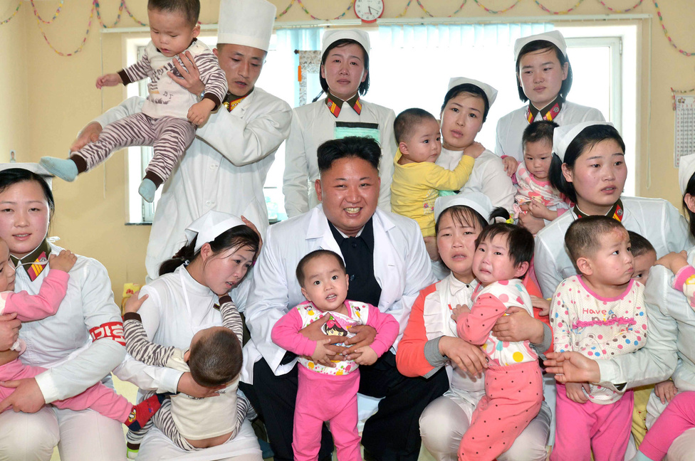 Május 19., Ez egy észak-koreai családoknak készülő kórházas tévésorozat csoportképe is lehetne. Kim Dzsongun árvákat látogatott az egyik phenjani kórházban. 
