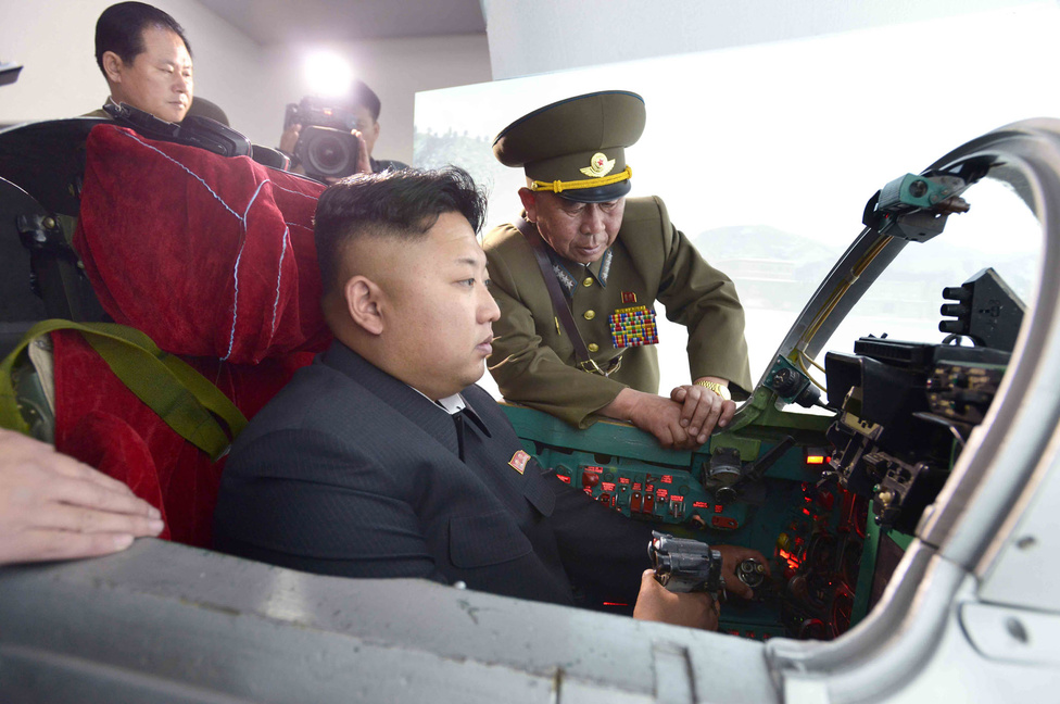Május 14., Kim Dzsongun minden szerepben kipróbálhatja magát, itt éppen vadászpilótának érezhette magát egy pillanatig, amikor megtekintette a légierő egyik támaszpontját. Vajon mit szólt a mellette álló katonatiszt arany karórájához? 