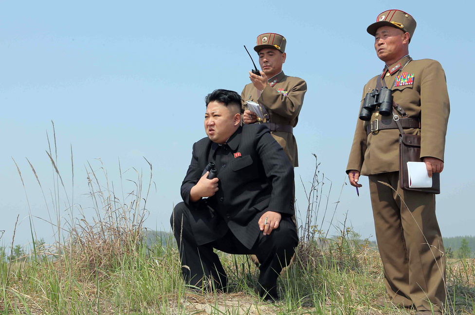 Április 24., Kim Dzsongun és egy rakétakilövés. Több mint tizenhat kísérlet keretében száznál is több rakétát lőttek ki 2014-ben, jellemzően a tengerbe. Észak-Korea ENSZ-nagykövete csütörtökön kompromisszumkésznek mutatta a rezsimet, amikor arról beszélt a Reutersnek, hogy országa nem tervez újabb rakéta- vagy atomkísérletet, ebből is többet végrehajtottak, mióta 2008-ban zátonyra futottak a tárgyalások az atomprogramjukról.