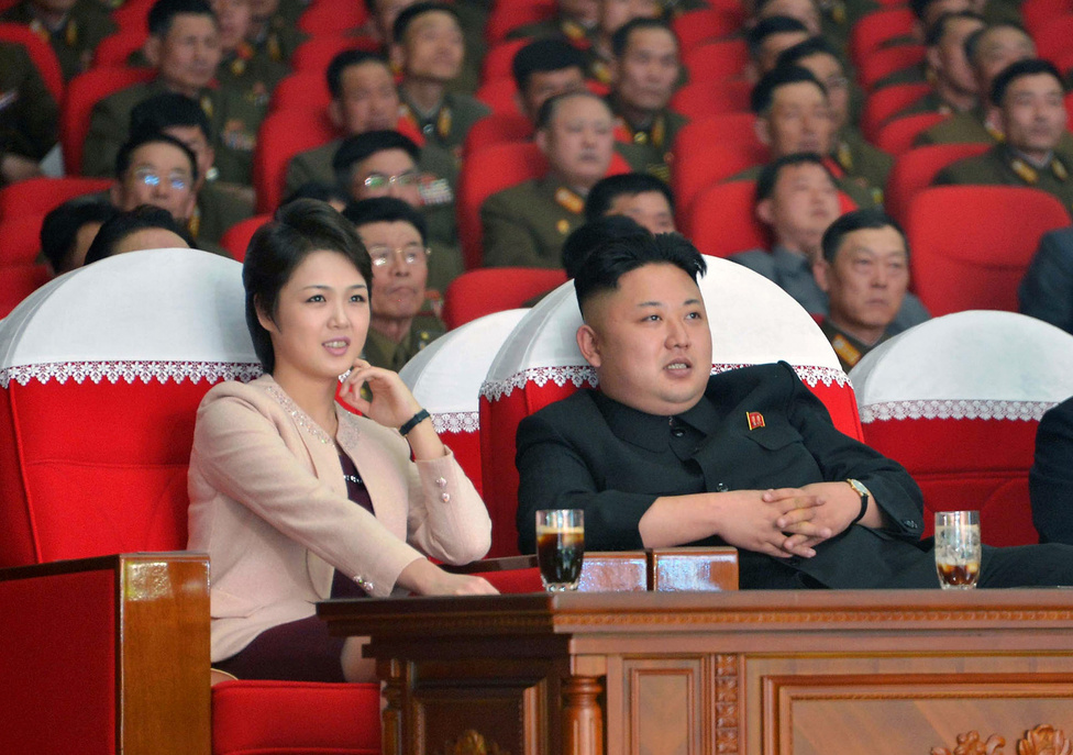 Március 24., Kim Dzsongun a feleségével, Ri Szoldzsúval, a legnépszerűbb észak-koreai zenekar, a Moranbong koncertjén az Április 25. Kulturális Házban. Mögöttük mindenki katonás fegyelemben élvezte az előadást. Éppen Rodman állította még tavaly szeptemberben, hogy az észak-koreai vezetőnek kislánya született, aki a Dzsu It nevet kapta, képeket ugyanakkor azóta sem lehetett látni a gyermekről.