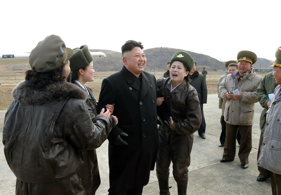 Március 7., Kim Dzsongun az észak-koreai légierő és légelhárítás 2620-as egységének női tagjaival ünnepelte kitüntetésüket.
