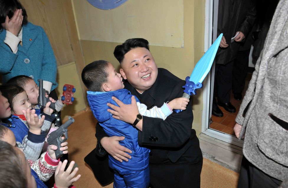 Kim Dzsongun egy árvaházat látogatott meg Phenjanban. Egy kislány oda sem mert nézni, a többiek közül egy fiú kisautóval, a többiek pisztollyal és egy futurisztikus karddal a kezükben örültek az észak-koreai vezető érkezésének.