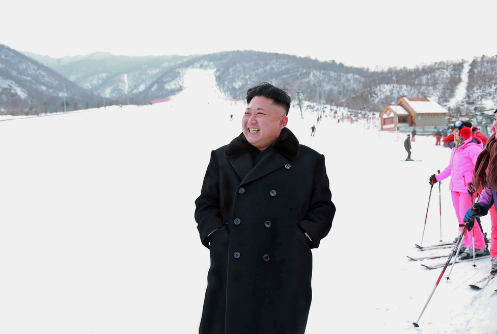 Január eleje, síközpont. Kim Dzsongun megtekintette az épülő komplexumot Kangvon tartományban, és ha már ott járt, akkor tesztelte is a síliftet. Kim Dzsongun svájci diákévei alatt kedvelhette meg a síelést, 2009-es hatalomra kerülése után pedig Észak-Korea nagy erőket mozgósított, hogy megnyithassa első síközpontját.