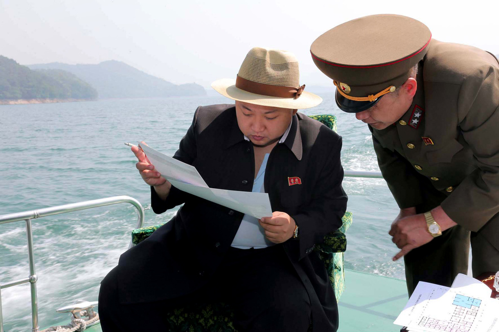 Május 29., Ritka kalapos kép Kim Dzsongunról, aki itt egészen pontosan tudósok leendő szálláshelyének terveit tekinti meg egy tó partján. Ismét az arany karórás tiszt! Ő nem más, mint Hvang Pjong Szo tábornok, az észak-koreai hadsereg politikai bizottságának elnöke, a második számú észak-koreai vezető - Kim Dzsongun eltűnése után ő ment most Dél-Koreába tárgyalni.