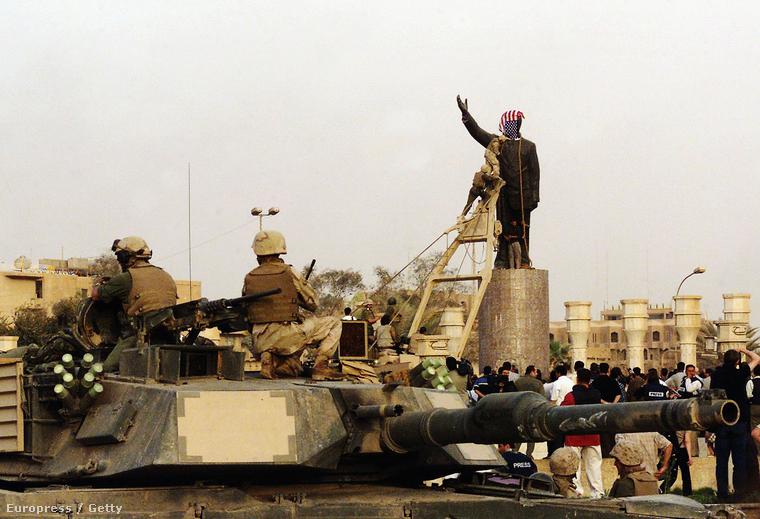 Ledöntik Bagdadban Szaddám Huszein szobrát. (2003. április)