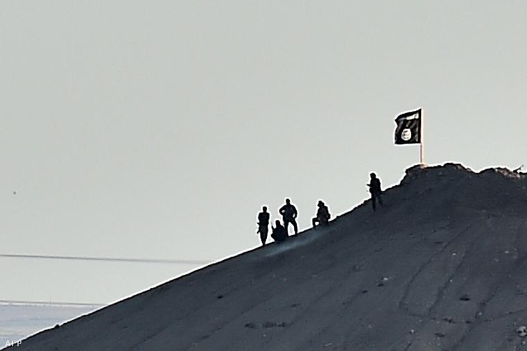 Iszlám fegyveresek egy dombtetőn a török határ közelében
