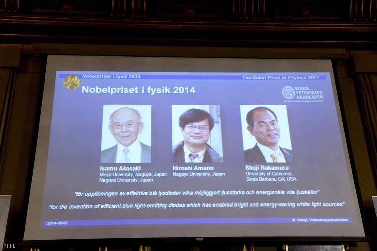 A Svéd Királyi Tudományos Akadémia egyik kijelzőjéről készített kép három japán kutatóról Akaszaki Iszamuról Amano Hirosiról és Nakamura Sudzsiról (b-j) akiknek a kékfény-kibocsátó dióda (kék LED) felfedezéséért megosztva ítélték oda a fizikai Nobel-díjat.