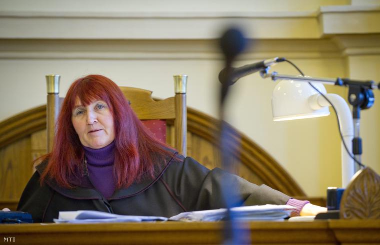Mucsi Erika bírónő beszél a Szebb Jövőért Polgárőr Egyesület feloszlatása tárgyában indított bírósági tárgyalás harmadik tárgyalási napján a Gyulai Törvényszék épületében, 2012. január 23-án.