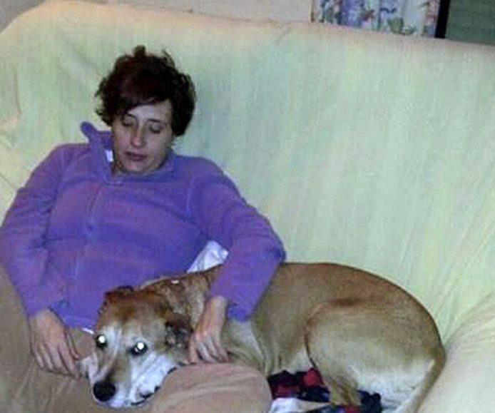 A PACMA állatvédő szervezet által 2014. október 8-án közreadott dátummegjelölés nélküli kép Teresa Romero Ramosról és kutyájáról Excaliburről.
