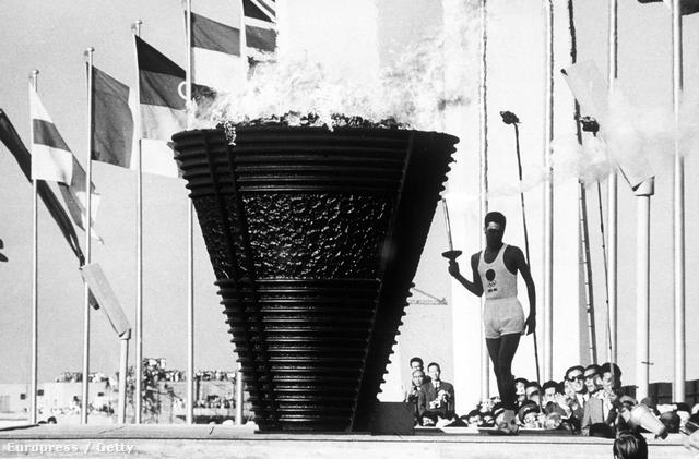 Yoshinori Sakai gyújtotta meg az olimpia lángot a játékok megnyitóünnepségén, 1964-ben. A japán diák azon a napon született, amikor Hirosimára ledobták az atombombát.