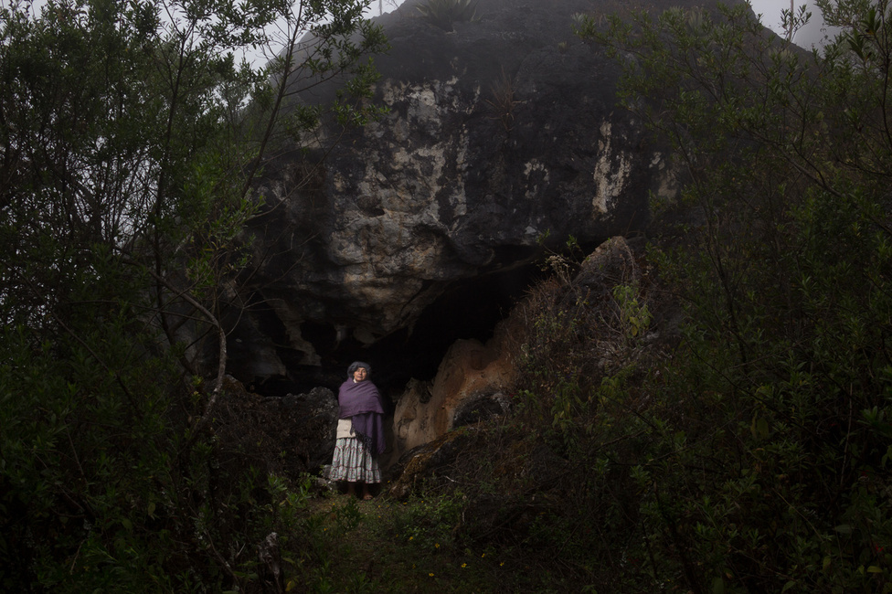 Hermelinda,a barlang előtt, ahol anyja világra hozta. Az idős nő otthonosan mozog az ágakkal sűrűn benőtt erdőben.