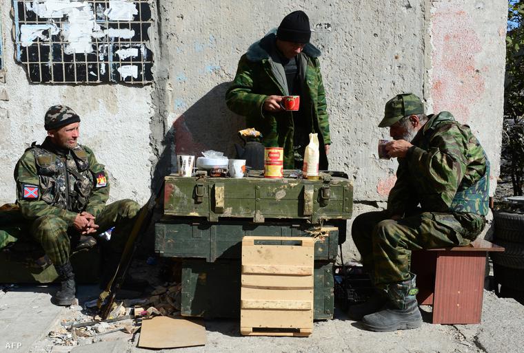 Oroszpárti fegyveres felkelők reggeliznek Donyecknél