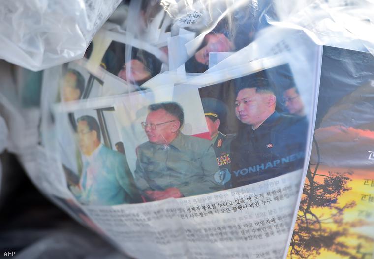 Phenjan-ellenes szórólapok Kim Dzsongil és Kim Dzsongun fényképével