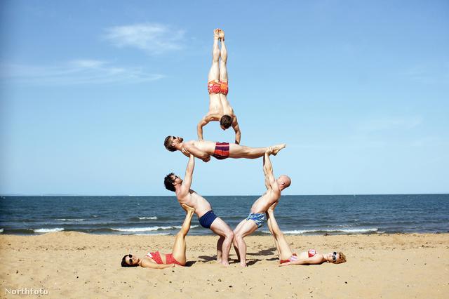 Erős fiúk ódivatú akrobatapózokban – lányokkal