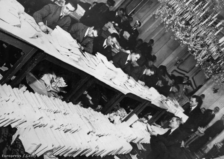 Szavazatszámlálók Budapesten, 1930 körül