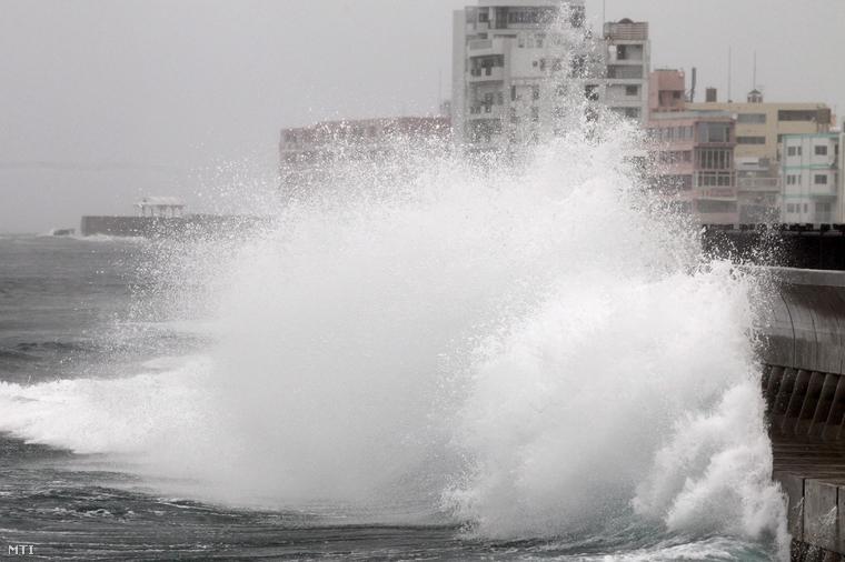 A Vongfong szupertájfunt kísérő erős hullámok az Okinava szigetén fekvő Csatan város partjainál