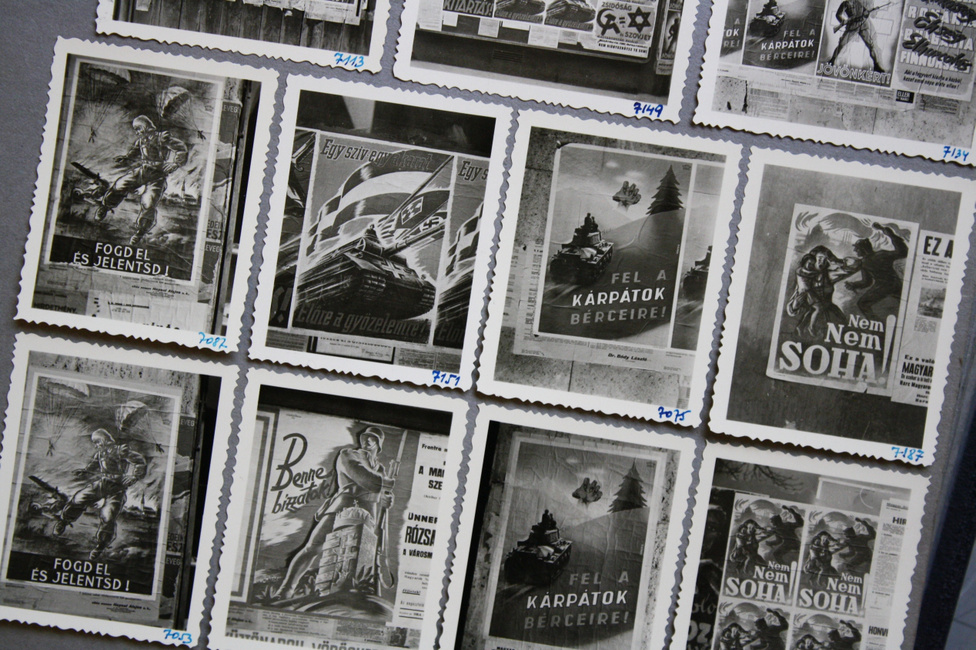 Az 1909-ben született Lissák Tivadar végigfényképezte a két világháború közötti időszakot: családi események és portrék mellett dokumentálta a külvilág eseményeit is. Több ezer képből álló páratlan gyűjteméne hamarosan felkerül a Fortepanra. A civilben gépészmérnök Lissák 1944-ben falragaszokat, hivatalos rendeleteket, nyilaskeresztes plakátokat is megörökített. A fotóin látható, plakátokkal leragasztott portálok olyan kiürített üzletek lehettek, amelyeknek zsidó tulajdonosai ekkor már csillagos házakban vagy gettókban rettegtek a túlélésért. Lissák képeivel idézzük fel a hetven évvel ezelőtt történteket.