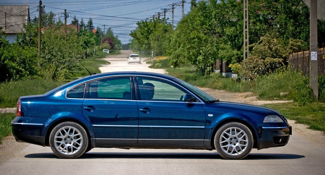 A Volkswagen Passat B5 generációjából is több ezer példány kapott magyar rendszámot. Motorválasztéka a gyenge ezerhatszáz köbcentis, benzinestől a képen látható autóban lévő dupla-V8-asig terjed. Természetesen az alapmotorból és a kisebb dízelekből hoznak be sokat